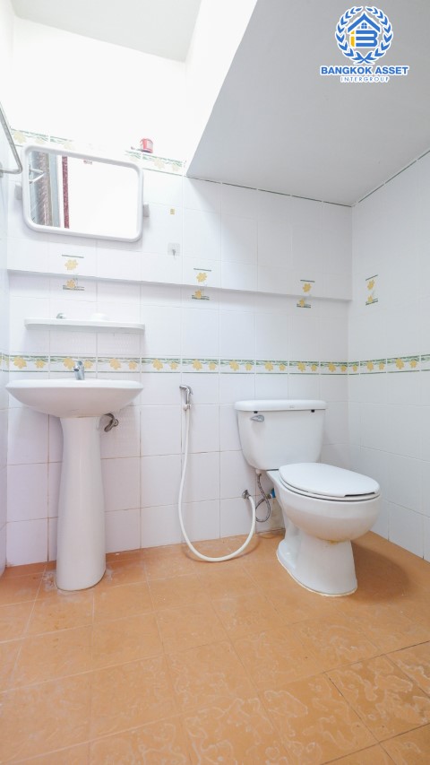 *****ทาวน์เฮ้าส์มือสองย่านกรุงเทพมหานคร ม.มณฑล7 เลียบคลองทวีวัฒนา บนเนื้อที่กว้างขวางถึง 22.5 ตร.ว. ฟังก์ชัน 4 ห้องนอน 2 ห้องน้ำ 1 ที่จอดรถ แถมฟรี! 2 เครื่องปรับอากาศ บ้านพร้อมอยู่ ต่อเติมครัว ใกล้รถไฟฟ้าสายสีน้ำเงิน "สถานีหลักสอง" จองด่วน!…